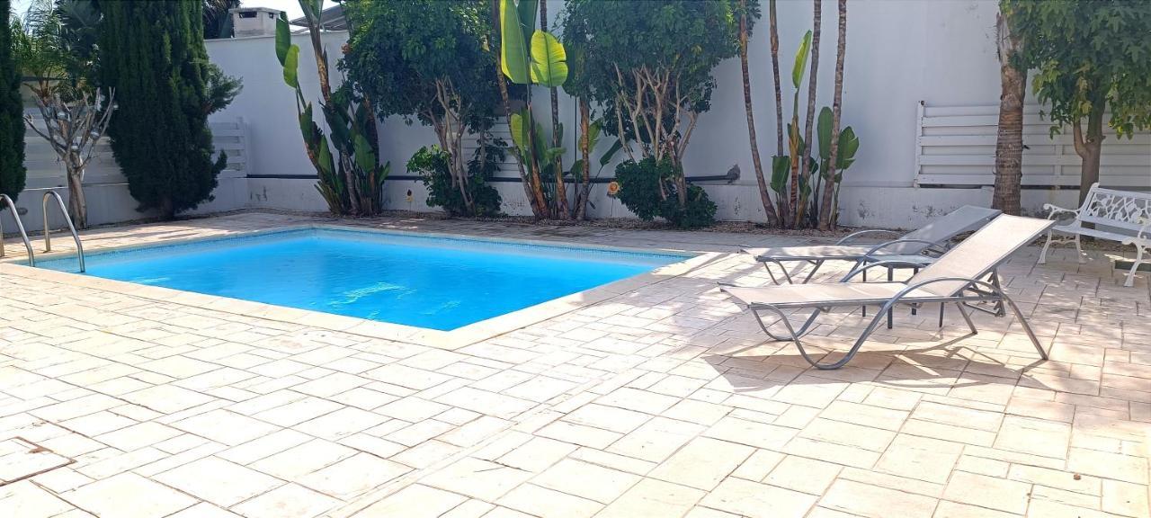 Colonial Villa 32 Перволия Екстериор снимка